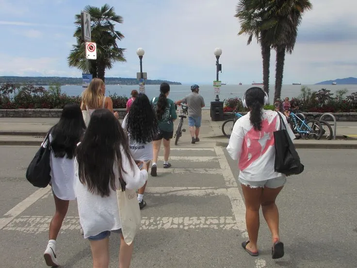 Walkers on a neighbourhood path